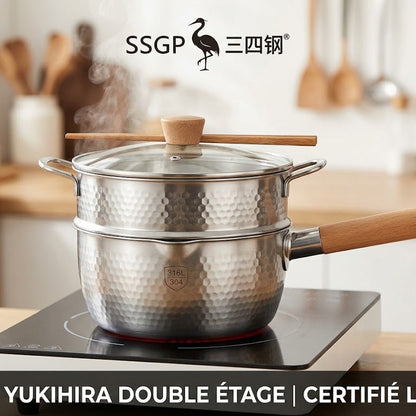 Pot japonais Yukihira double étage (avec panier vapeur supérieur amovible) en acier inoxydable 316L de marque SSGP, posé sur une plaque à induction avec de la vapeur, un couvercle en verre et une poignée en bois.