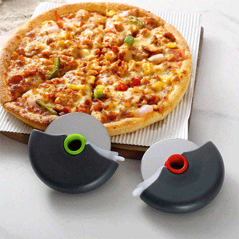 Découpe précise d'une pizza avec le couteau ergonomique Pro - Cuisinezchezvous.com