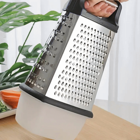 Râpe à carottes inox EasyCut en action- Cuisinezchezvous.com