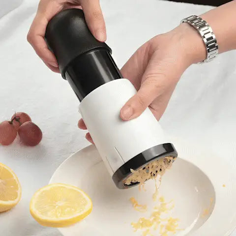 Démonstration du mécanisme rotatif sécurisé de la râpe EasyCut™ pour protéger les doigts.