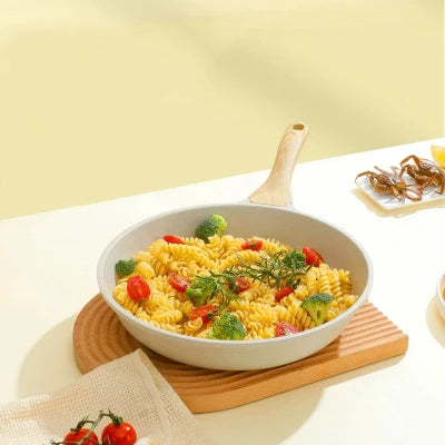 Cuisson saine de légumes dans un wok en céramique antiadhésif