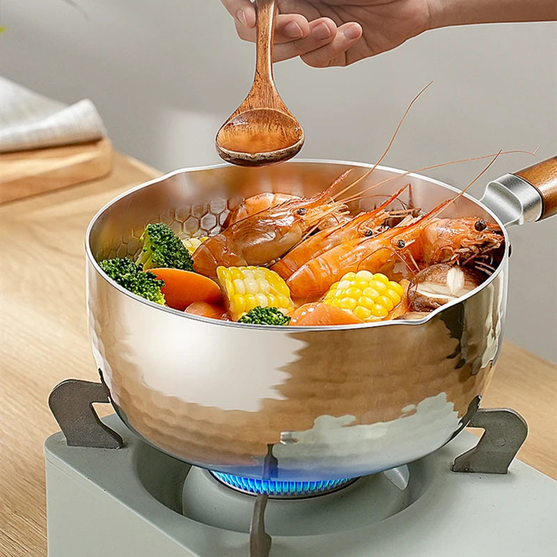 Pot japonais Yukihira en acier inoxydable 316L avec bouillon de crevettes et légumes sur feu de cuisson
