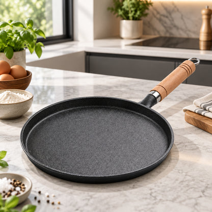 Poêle noire présentée dans une cuisine lumineuse - Cuisinezchezvous.com