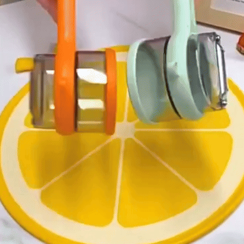 Éplucheur à légumes avec protection anti-éclaboussures en action - Cuisinezchezvous.com