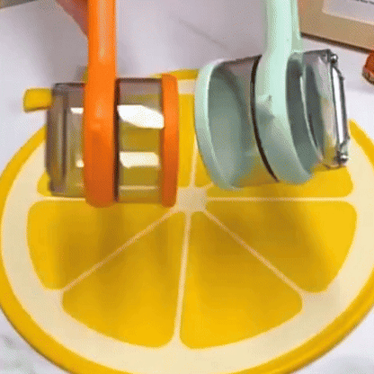 Éplucheur à légumes avec protection anti-éclaboussures en action - Cuisinezchezvous.com