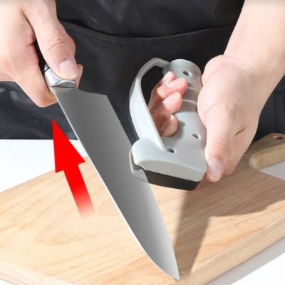 Aiguiseur couteau en utilisation sur plan de travail cuisine — Cuisinezchezvous.com
