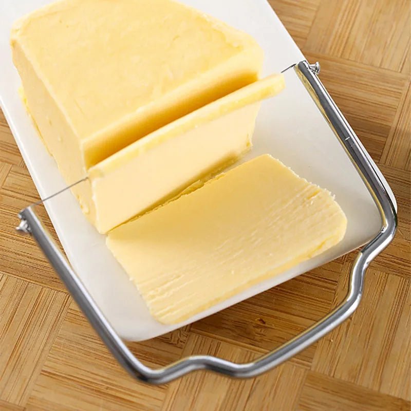 Tranchage de fromage à pâte dure avec le coupe-fromage ErgoSlice. - Cuisinezchezvous.com