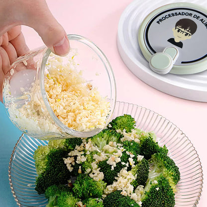 Mini hachoir manuel EasyCut™ noix hachées sur brocoli préparation cuisine saine - Cuisinezchezvous.com