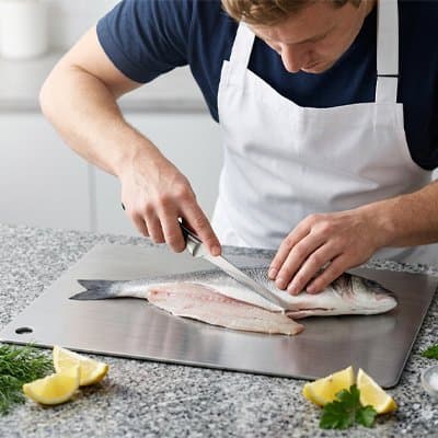 Planche à découper design gris métal pour plan de travail de cuisine moderne et minimaliste.Cuisinezchezvous.com