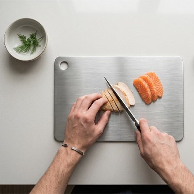 Planche de cuisine en inox facile à nettoyer pour la découpe saine des viandes et poissons.