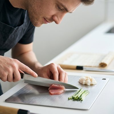 Planche à découper en acier inoxydable brossé antibactérienne pour cuisine professionnelle.