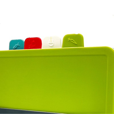 Rangement compact et hygiénique des planches à découper sur un plan de travail moderneCuisinezchezvous.com