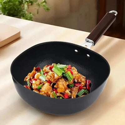 Poêle carrée en fer raffiné manche bois avec couvercle vue de face - Cuisinezchezvous.com