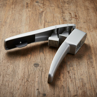 "Ustensile de cuisine durable en métal recyclable, presse-ail professionnel garanti sans plastique."