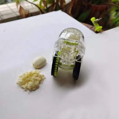 Presse Ail Garlic™ transparent avec rouleau denté en action - Cuisinezchezvous.com
