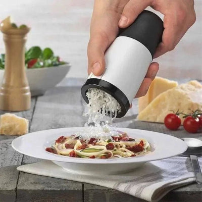 Design moderne et compact de la râpe à fromage posée sur un plan de travail de cuisine élégant.