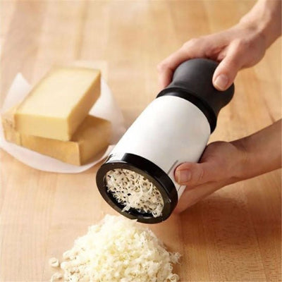 Râpe multifonction utilisée pour broyer des noix et des noisettes pour une salade.
