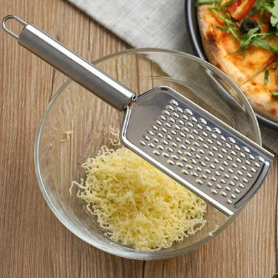 Râpe fromage inox portative détail lames multi-usages - Cuisinezchezvous.com